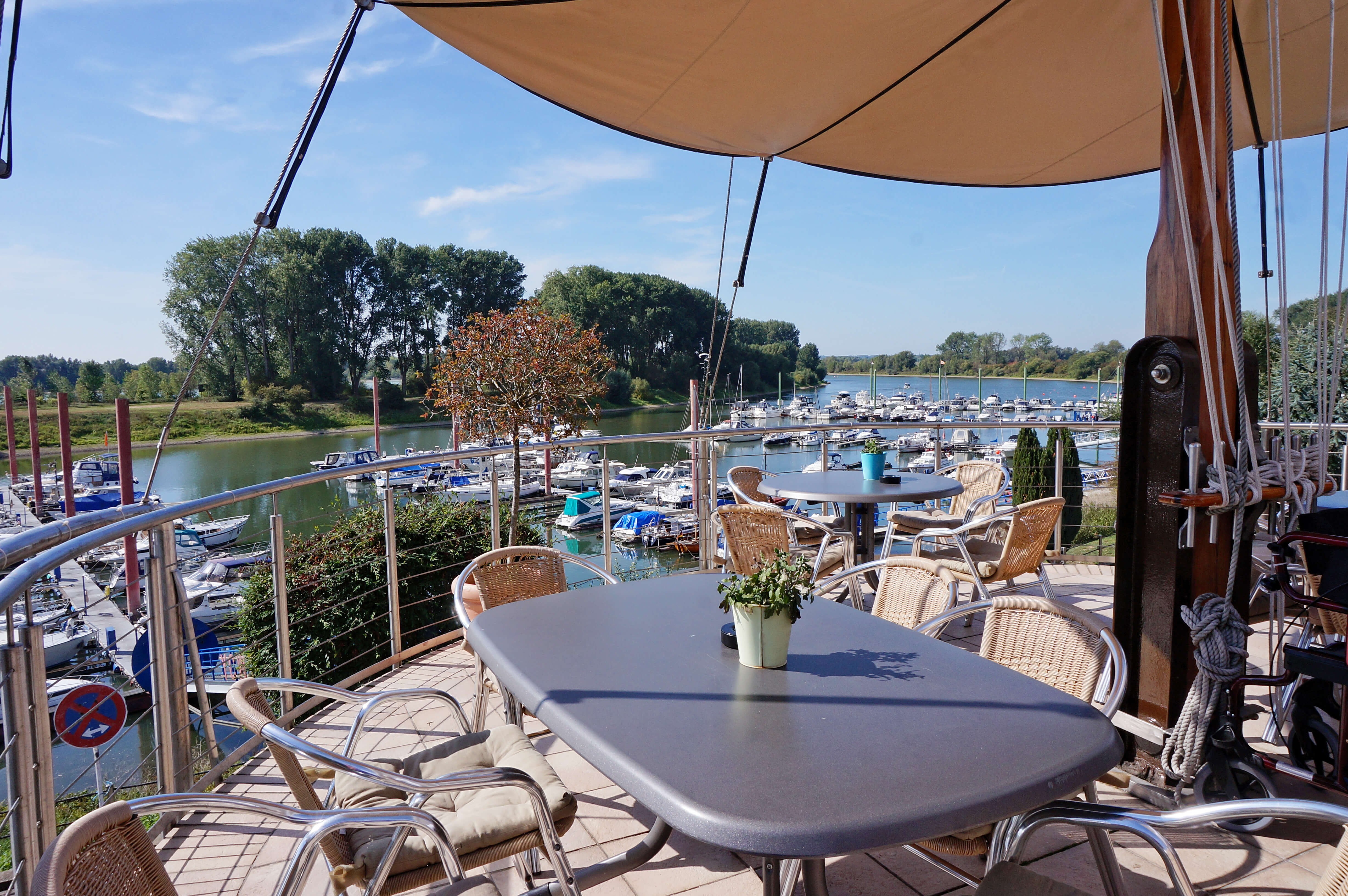 Sonnenterasse des Yacht-Club Wesel mit Blick auf den Hafen.
